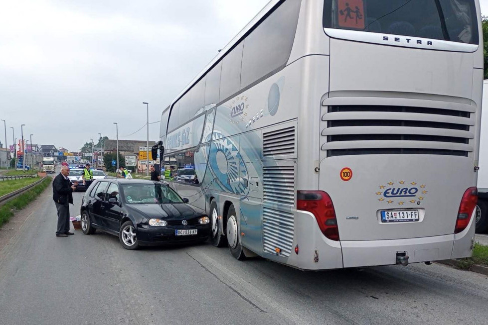 Strašan sudar na izlazu iz Begeča: Autobus udario automobil, ima povređenih! (FOTO)