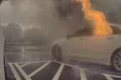 Majka krala u prodavnici dok su deca bila u zapaljenom automobilu: Kamera snimila kako vatra bukti, u trenutku zahvatila celo vozilo (VIDEO)