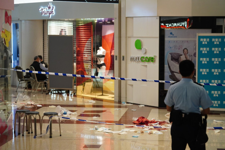Napad u tržnom centru u Hongkongu: Muškarac nožem izbo dve žene!