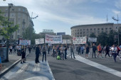 Samo na protestu opozicije: Dok ekstremna desnica napada ljude, ekstremna levica vređa policiju – zajednička im je mržnja prema Srbiji