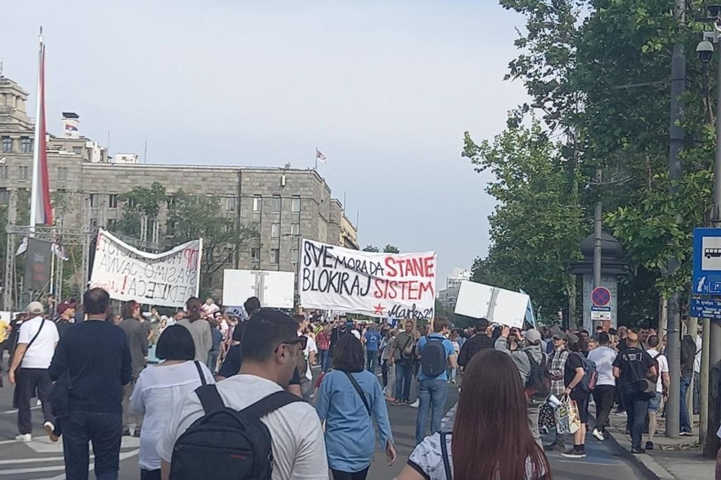 Od poziva na ubistvo predsednika Srbije do međusobne tuče: Završen politički protest ispred Skupštine (FOTO/VIDEO)