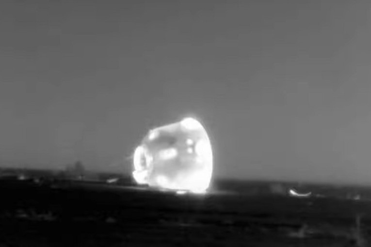 Kapsula kineskog svemirskog broda sletela u pustinju! Pogledajte spektakularno spuštanje astronauta (VIDEO)