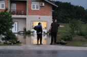 Ponovo kolaps u čačanskim selima: Izlila se reka Botunja na magistralni put, a voda ušla u dvorišta kuća (FOTO)