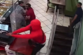 Upao u restoran i zapucao: Tražio jednog muškarca, pa ga pogodio u zadnjicu (VIDEO)