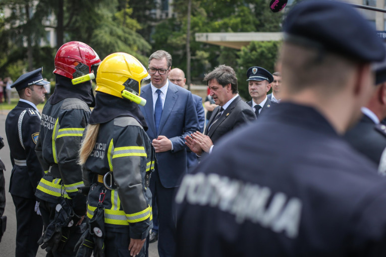 Gašić čestitao Novu godinu! "Policija spremna da svim građanima Srbije obezbedi miran i spokojan san"