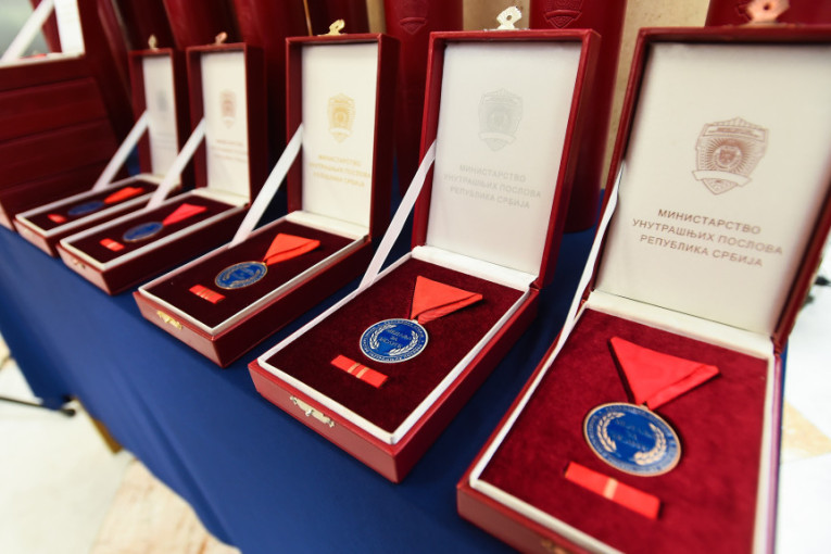 Ovih 12 pripadnika MUP-a dobilo je medalje za zasluge, posvećenost službi i hrabrost, priznanja im uručio Vučić