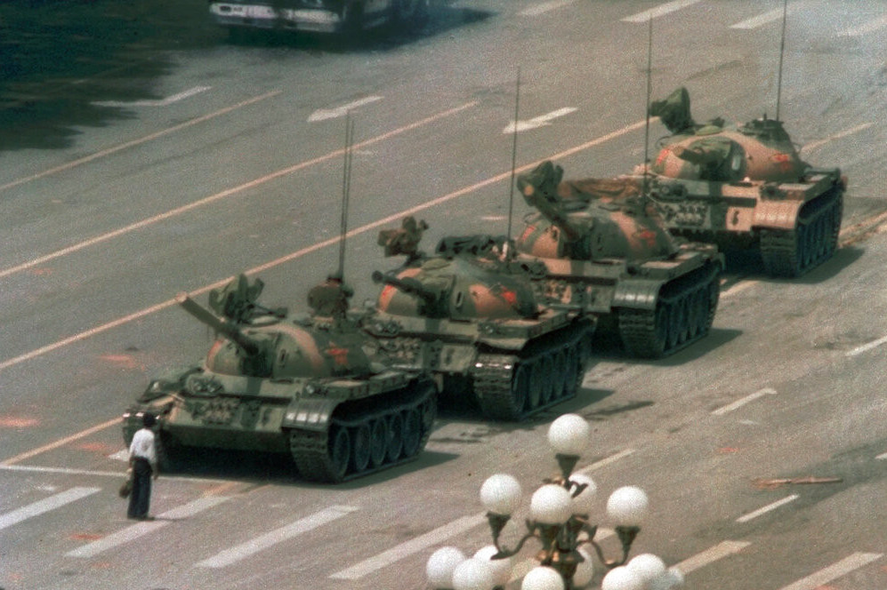 Jedan Kinez je stao pred tenkove i ušao u legendu: Kako je nastala fotografija "čoveka tenka"? (VIDEO)