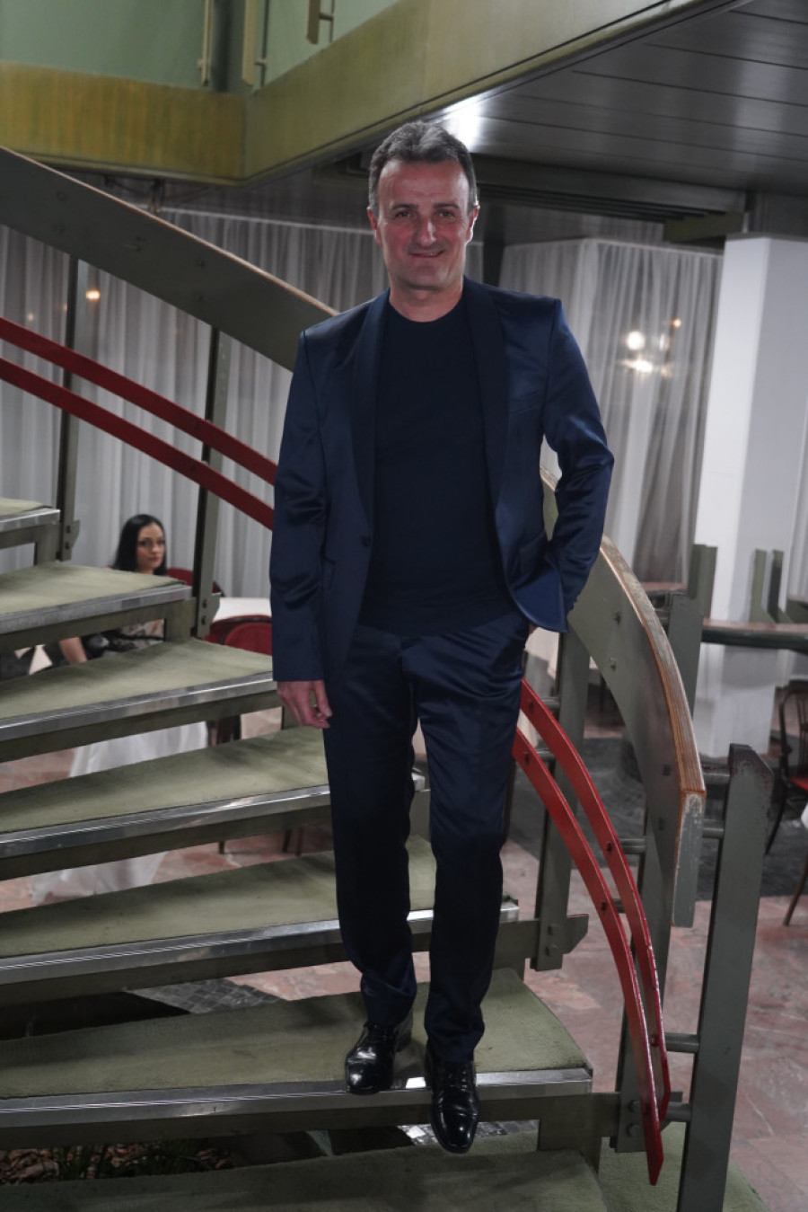 Zamenio Beograd za Kosmaj: Pevač pronašao životnu oazu, sam zidao kuću i sadio voćnjak