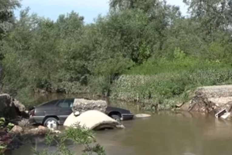 Bujica odnela most kod Vrnjačke Banje, automobil upao u korito Gradačke reke! (FOTO)