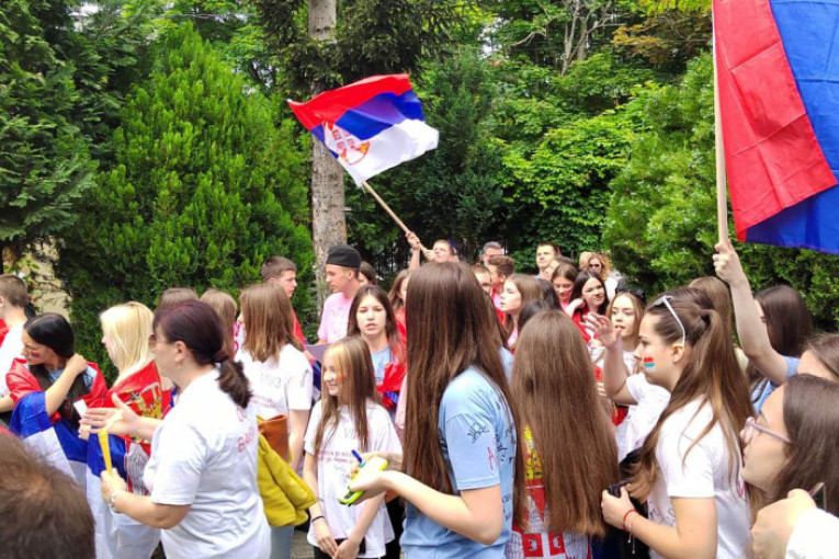 Maturanti u Zvečanu obeležili kraj školske godine uz srpske trobojke ispred bodljikave žice