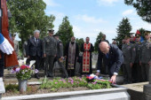 Ministar Vučević položio venac palom heroju sa Paštrika Savi Erdeljanu (FOTO)