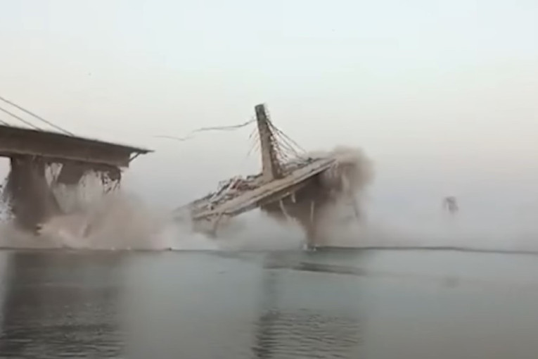 Deo mosta u izgradnji se urušio i to drugi put za godinu dana! (VIDEO)