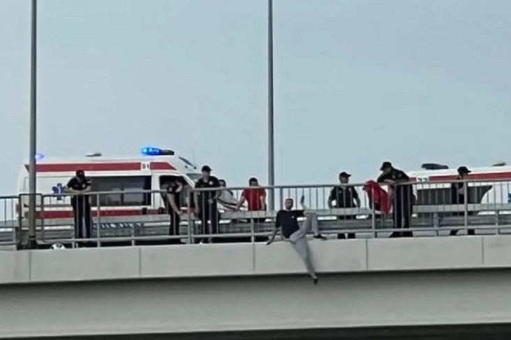 Drama u Batajnici: Čovek preti da će skočiti sa mosta - vatrogasci pokušavaju da ga spasu! (FOTO)