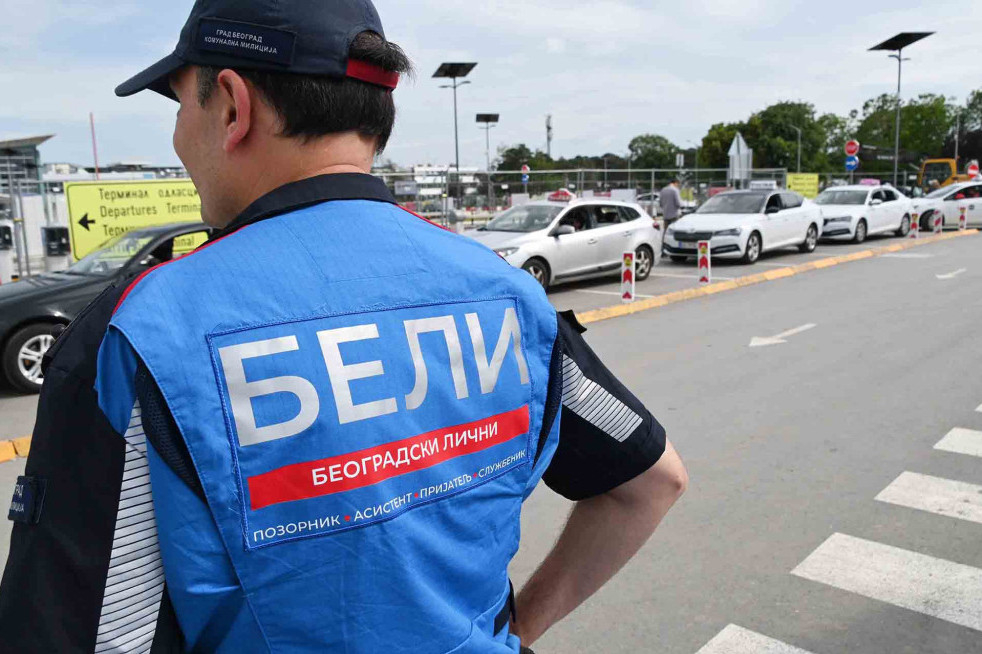 Policija sinoć banula na aerodrom: Kontrolisali više stotina taksista, oduzeta dva vozila