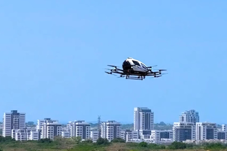 Leteći automobili nisu budućnost, oni su stvarnost! Izrael izveo prvi probni let taksija koji pokreću dronovi! (VIDEO)