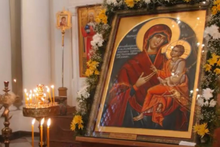 Čudotvorna ikona svečano dočekana u Banjaluci: Vernici se okupili ispred hrama u Paprikovcu