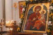 Čudotvorna ikona svečano dočekana u Banjaluci: Vernici se okupili ispred hrama u Paprikovcu