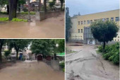 Stravično nevreme potopilo Vrnjačku Banju: Voda preplavila Most ljubavi, ljudi jedva hodaju kroz bujicu, pod vodom i Merkur (VIDEO)