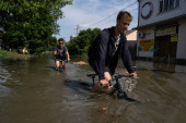 Potpuno poplavljen grad Oleški nakon proboja brane Kahovka: Evakuisano oko 1.000 ljudi, naselja pod vodom, a šta ih čeka sutra? (FOTO/VIDEO)