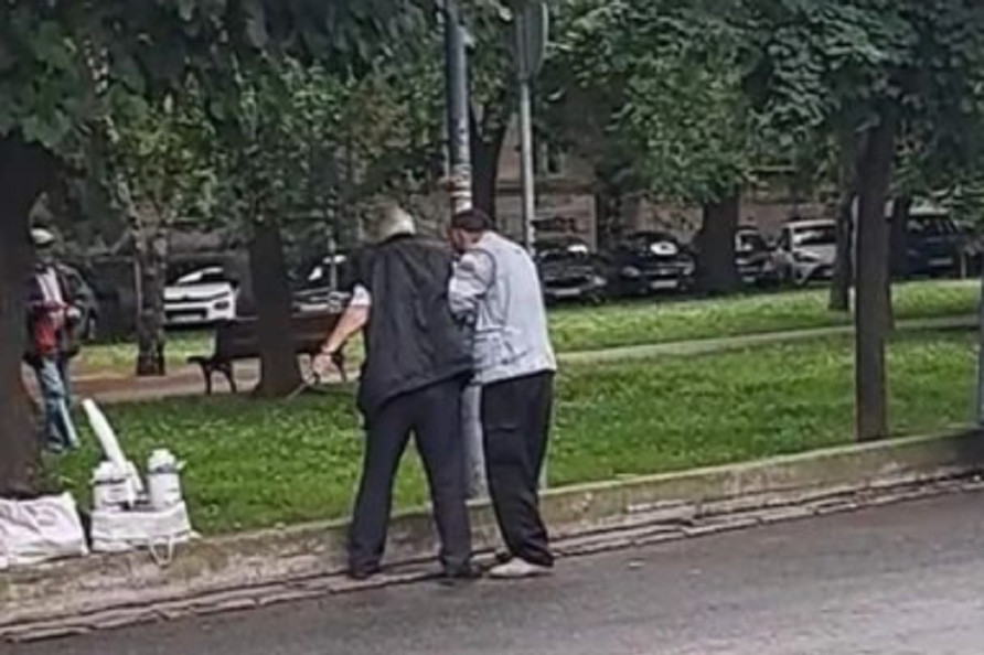 Incident na okretnici autobusa u Beogradu: Muškarac (71) nakon svađe ubo drugog (58) nožem (VIDEO)