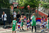 Deca sa severa KiM igrala basket ispred kordona Kfora (VIDEO)