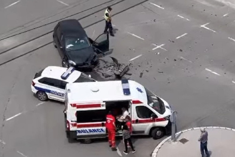Ssaobraćajka u Belvilu: Sudarila se dva automobila, BMW od siline udara završio na šinama! (VIDEO)