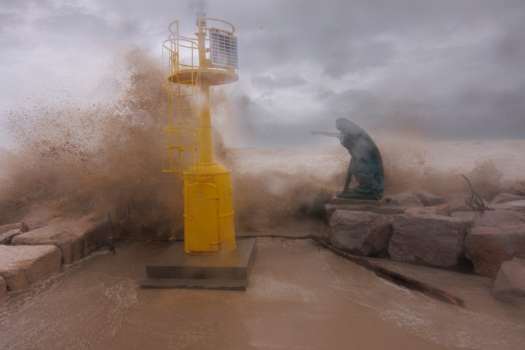 Oluja divlja: Nastradale dve osobe!