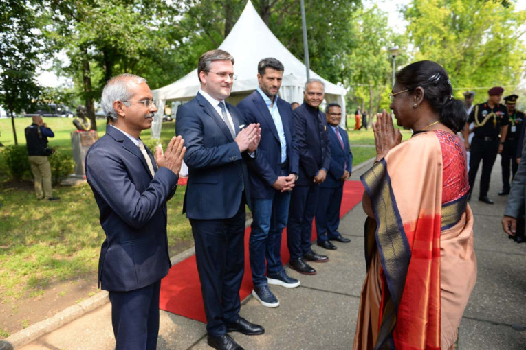 Selaković i Šapić se sastali sa predsednicom Indije i položili cveće kod biste Mahatme Gandija na Savskom keju (FOTO)