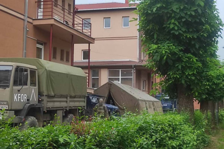 Izmeštaju se oklopna vozila u Zvečanu i Leposaviću: Na njihovo mesto se postavlja Kfor (VIDEO)