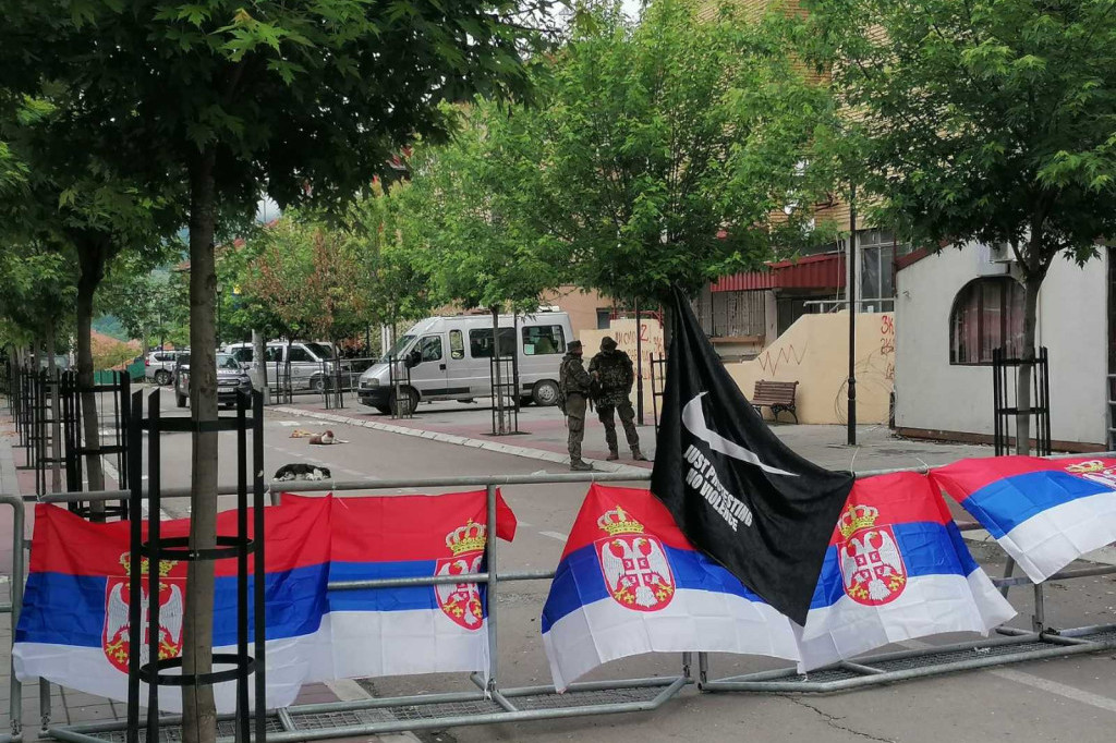 Zvečan: Srbi nastavljaju protest, noć protekla mirno!
