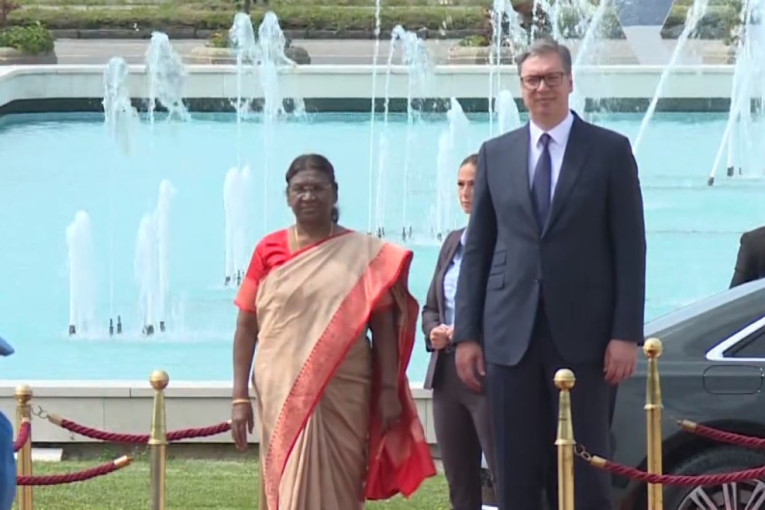 Svečani doček za predsednicu Indije ispred Palate Srbija
