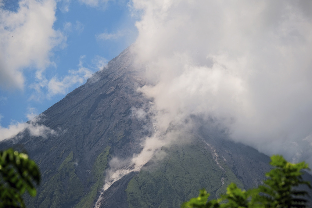 Uzbuna zbog vulkana Majon: Zabeleženi vulkanski potresi i stotine odrona kamenja