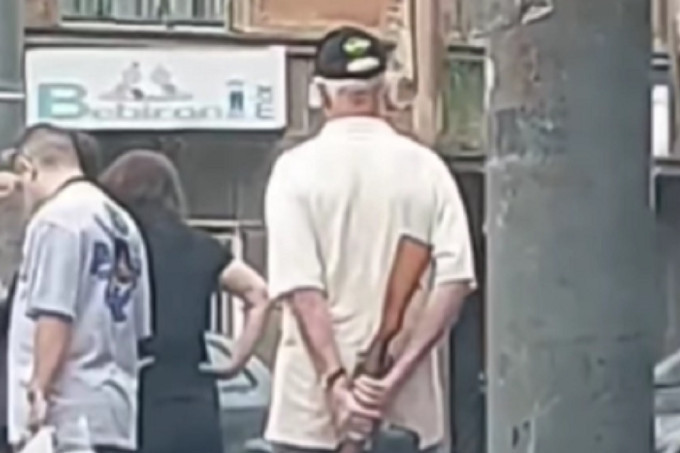 Užas! Starac se usred bela dana šeta sa puškom u rukama kroz centar Niša! (VIDEO)