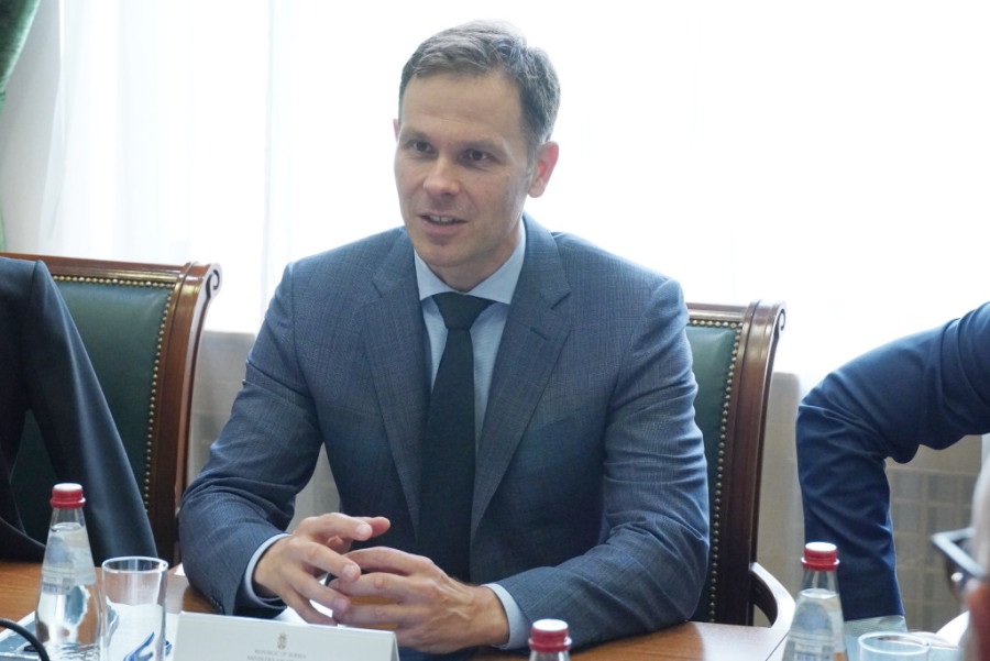 Vlada usvojila predlog zakona za novčanu pomoć: Svako dete do 16 godina dobija 10.000 dinara