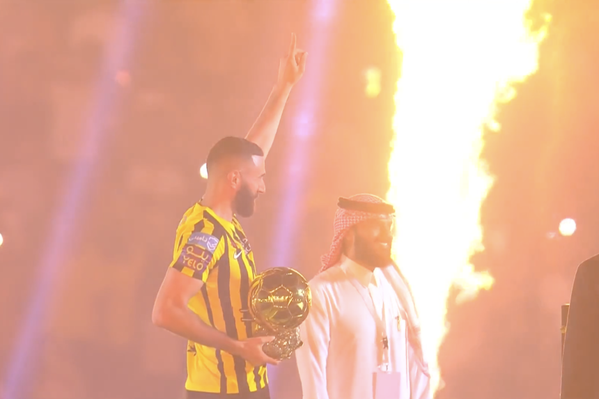 Kralj je dočekan u Al Itihadu! Vizuelni spektakl i Benzemino podizanje Zlatne lopte pred 60.000 navijača! (VIDEO)