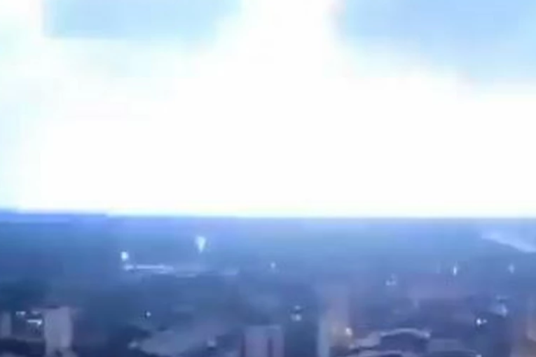 Munje iznad Beograda, "svanulo" usred noći! Apokaliptične scene u prestonici, približava se oluja (VIDEO)