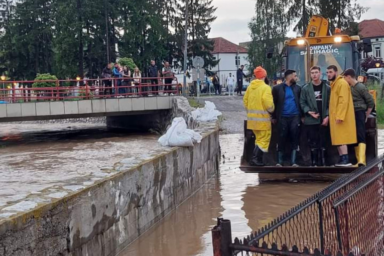 Vanredna situacija proglašena u Sjenici, Novi Pazar u pripravnosti! Izlile se reke i bujični potoci, voda poplavila na desetine kuća