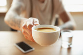 Kafa ili gazirani sokovi: Šta je manje štetno za vaš organizam?