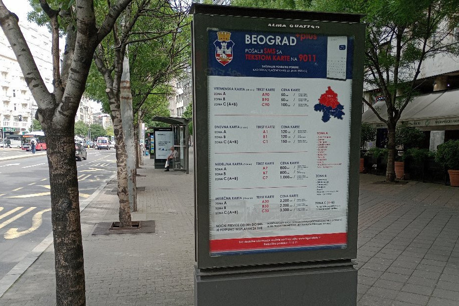 Sve informacije o kupovini karata za prevoz na jednom mestu! Na autobuskim stajalištima širom Beograda postavljeni panoi (FOTO)
