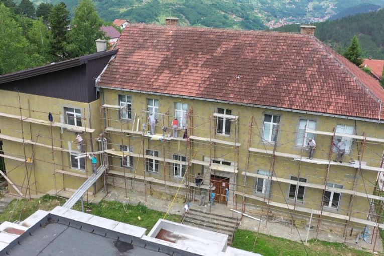Počela rekonstrukcija najstarije škole u Priboju, đake od septembra dočekaće u novom i lepšem ruhu