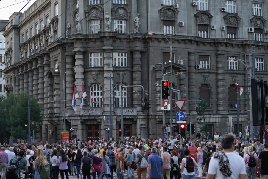 Većina je ostala da prati finale Zadruge: Manji odziv na protestu opozicije, nije pomoglo ni dovođenje bivšeg učesnika rijalitija