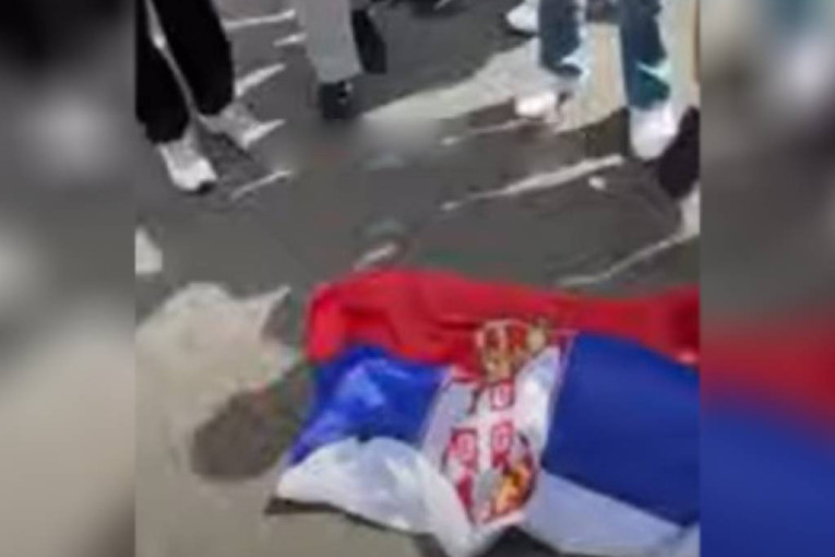 Skandal u Švajcarskoj: Albanska deca u školi gazila zastavu Srbije (VIDEO)