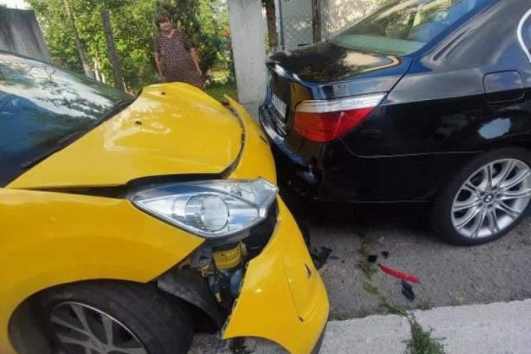 Tinejdžerka napravila karambol na Vidikovcu, zakucala se u banderu i parkirana kola: "Vozila je bar 100 na sat" (VIDEO)