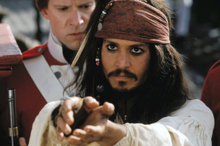 Džoni Dep se ipak vraća u "Pirate sa Kariba"! Obožavaoci podeljeni: "Molim vas, pustite da ovaj serijal umre" (FOTO)