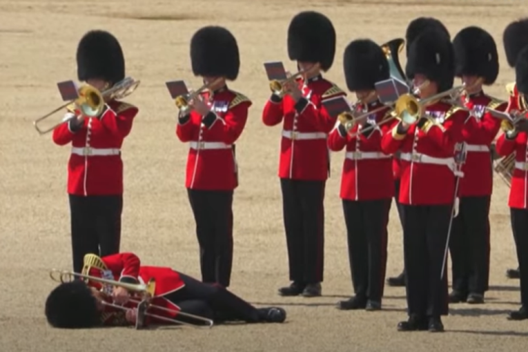 Britanski gardista se srušio od vrućine, orkestar nastavio da svira (VIDEO)