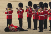 Britanski gardista se srušio od vrućine, orkestar nastavio da svira (VIDEO)