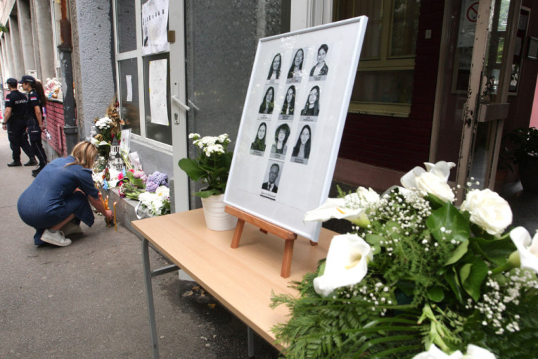 Plišane igračke, beli cvetovi i neizmerna tuga: Obeležava se četrdeset dana od tragedije u OŠ "Vladislav Ribnikar"