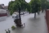Tmurni oblaci se nadvili nad Srbijom: U Šimanovcima pljuskovi i grad, u Kosjeriću potop na ulicama (VIDEO)