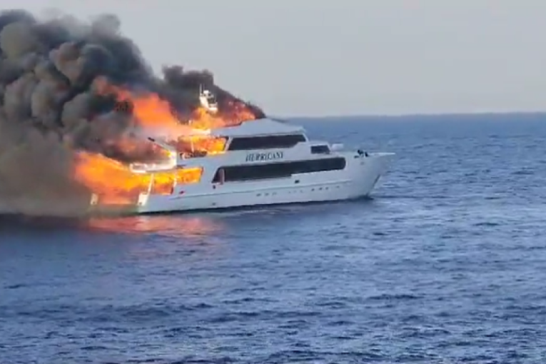 Požar na brodu u Crvenom moru: Troje britanskih turista nestalo, 12 spaseno (VIDEO)