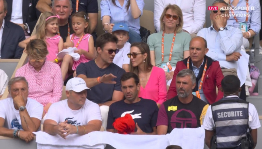 Novakov meč, tik pored Jelene prati najveći svih vremena! Pogledajte koje još svetske face gledaju Đokovićevo finale! (FOTO)